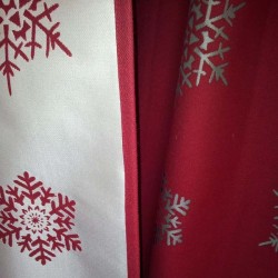 Rideau montagne rouge avec flocon de neige double face haut de gamme Rideau montagne rouge avec flocon de neige double face haut de gamme